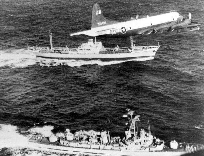 Un P-3A durante il blocco navale americano