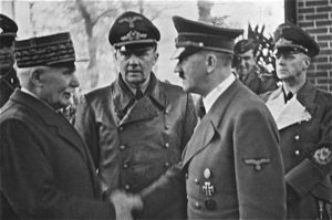 Il maresciallo Philippe Pétain, capo dello Stato Francese di Vichy, incontra Hitler il 24 ottobre 1940 a Montoire-sur-le-Loir (CC Bundesarchiv via Wikicommons).