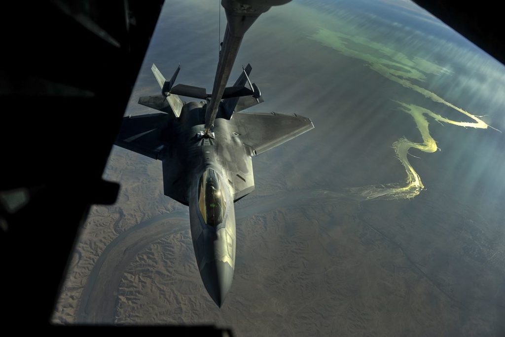 Un F-22 sorvola l'Iraq durante l'operazione Inherent Resolve